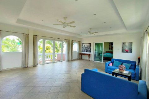 House in Pattaya, Thailand 5 bedrooms № 130358 - photo 25