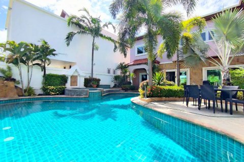 House in Pattaya, Thailand 5 bedrooms № 130358 - photo 4