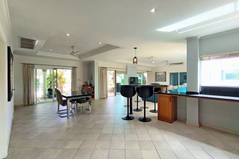 House in Pattaya, Thailand 5 bedrooms № 130358 - photo 9