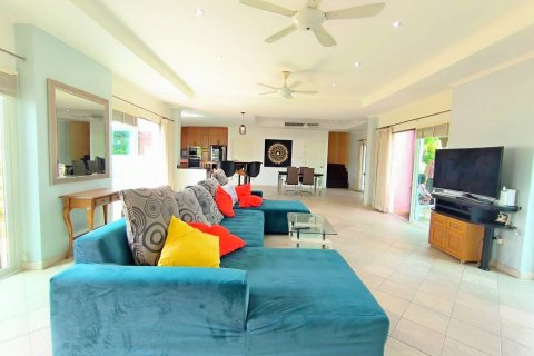House in Pattaya, Thailand 5 bedrooms № 130358 - photo 15
