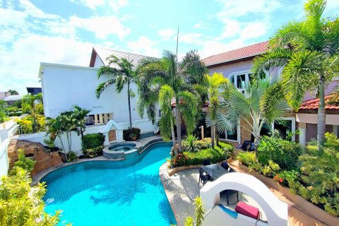 House in Pattaya, Thailand 5 bedrooms № 130358 - photo 1