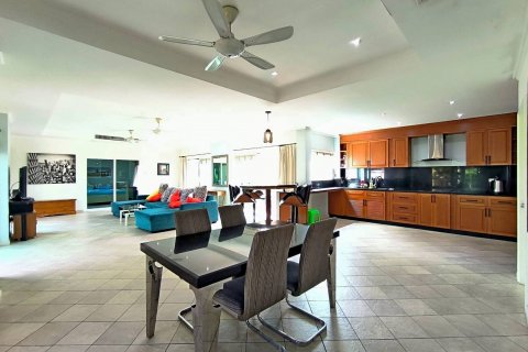 House in Pattaya, Thailand 5 bedrooms № 130358 - photo 8