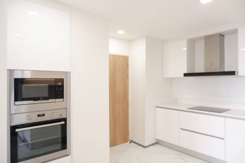 Кондоминиум с 3 спальнями в Ваттхане, Бангкок, Таиланд № 123879 - фото 9