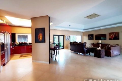 House in Pattaya, Thailand 4 bedrooms № 132292 - photo 12