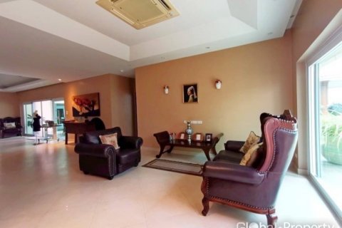 House in Pattaya, Thailand 4 bedrooms № 132292 - photo 10