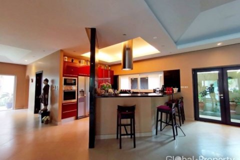 House in Pattaya, Thailand 4 bedrooms № 132292 - photo 13
