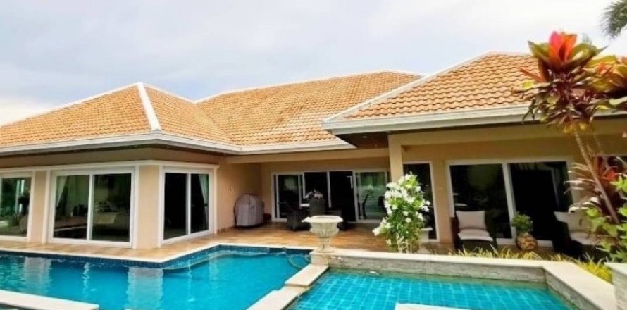 House in Pattaya, Thailand 4 bedrooms № 132292