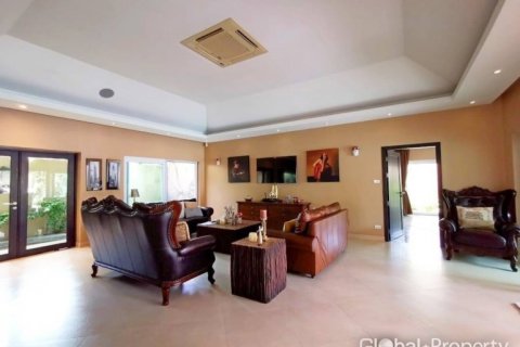 House in Pattaya, Thailand 4 bedrooms № 132292 - photo 8