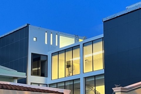 House in Pattaya, Thailand 7 bedrooms № 132287 - photo 1