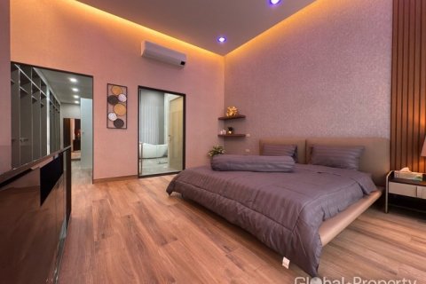 House in Pattaya, Thailand 7 bedrooms № 132287 - photo 16