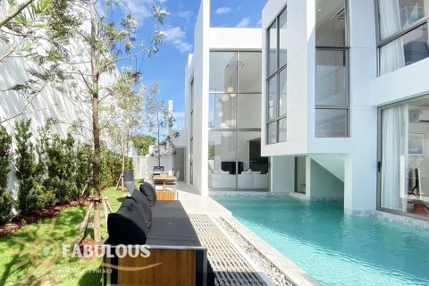 Villa in Phuket, Thailand 3 bedrooms № 124300 - photo 1