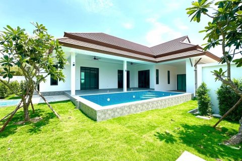 Villa in Cha-am, Thailand 3 bedrooms № 104790 - photo 1