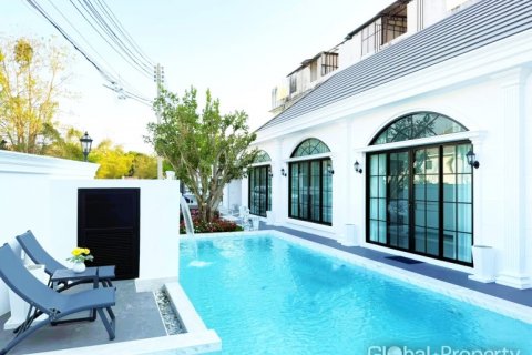 House in Pattaya, Thailand 4 bedrooms № 120580 - photo 1