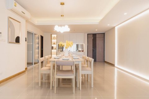 Condo in Bangkok, Thailand, 3 bedrooms  № 132893 - photo 4
