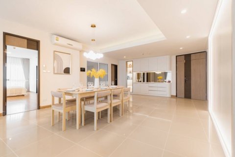 Condo in Bangkok, Thailand, 3 bedrooms  № 132893 - photo 3