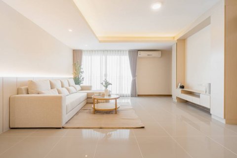 Condo in Bangkok, Thailand, 3 bedrooms  № 132893 - photo 2