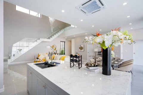 Villa in Pattaya, Thailand 4 bedrooms № 125930 - photo 5