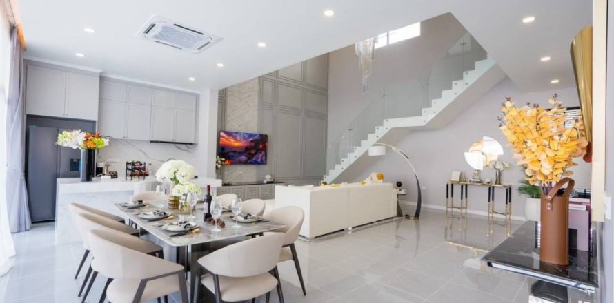 Villa in Pattaya, Thailand 4 bedrooms № 125930