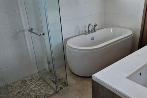 Кондоминиум с 2 спальнями в Ваттхане, Бангкок, Таиланд № 123815 - фото 3