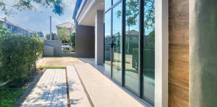 Дом в Суан Луанге, Бангкок, Таиланд с 4 спальнями  № 132952