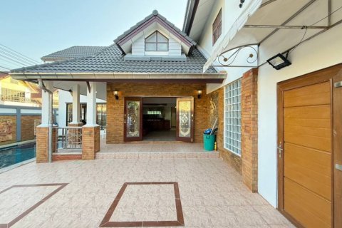 Дом в Паттайе, Таиланд с 5 спальнями  № 125939 - фото 1