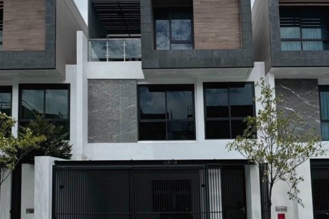 Таунхаус в Бангкапи, Бангкок, Таиланд с 3 спальнями  № 106884 - фото 1