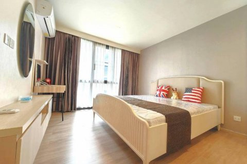 Кондоминиум с 2 спальнями в Дин Даенге, Бангкок, Таиланд № 104493 - фото 2