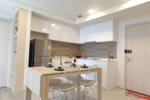 Кондоминиум с 2 спальнями в Дин Даенге, Бангкок, Таиланд № 104493 - фото 7