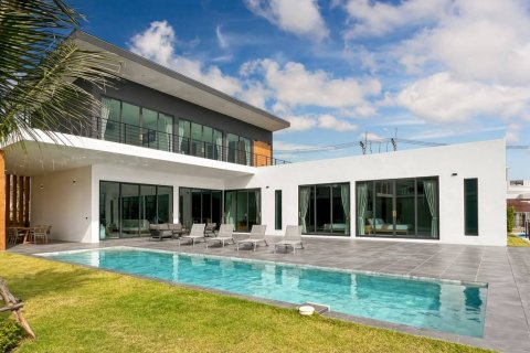 Villa in Hua Hin, Thailand 5 bedrooms № 86297 - photo 2