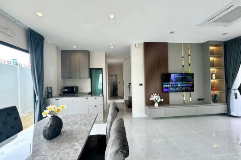 House in Bang Kaeo, Thailand 4 bedrooms № 132729 - photo 4