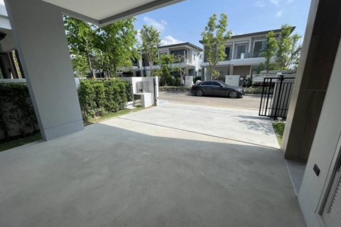 House in Bang Kaeo, Thailand 4 bedrooms № 132729 - photo 1