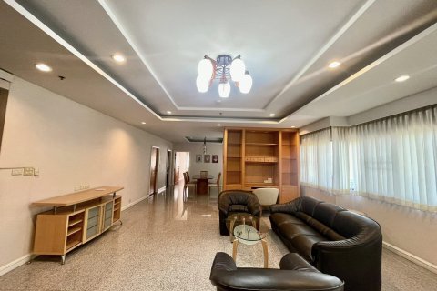 Condo in Watthana, Bangkok, Thailand, 3 bedrooms  № 123894 - photo 1