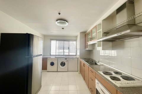Condo in Watthana, Bangkok, Thailand, 3 bedrooms  № 123894 - photo 6