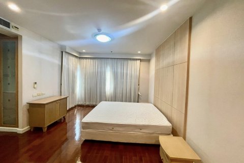 Condo in Watthana, Bangkok, Thailand, 3 bedrooms  № 123894 - photo 8