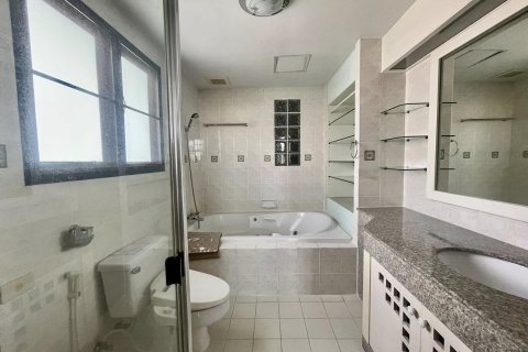 Condo in Watthana, Bangkok, Thailand, 3 bedrooms  № 123894 - photo 14
