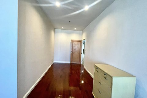 Condo in Watthana, Bangkok, Thailand, 3 bedrooms  № 123894 - photo 16