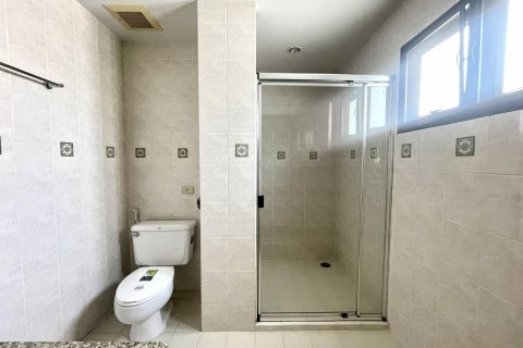 Condo in Watthana, Bangkok, Thailand, 3 bedrooms  № 123894 - photo 10