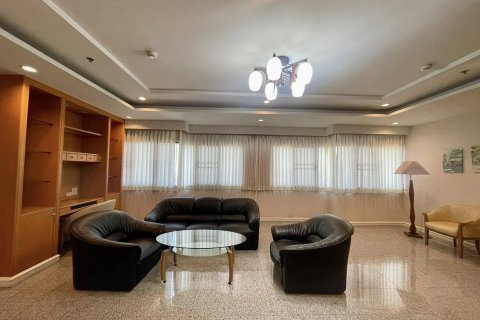 Condo in Watthana, Bangkok, Thailand, 3 bedrooms  № 123894 - photo 2