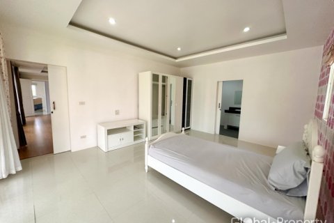 House in Pattaya, Thailand 4 bedrooms № 119573 - photo 23