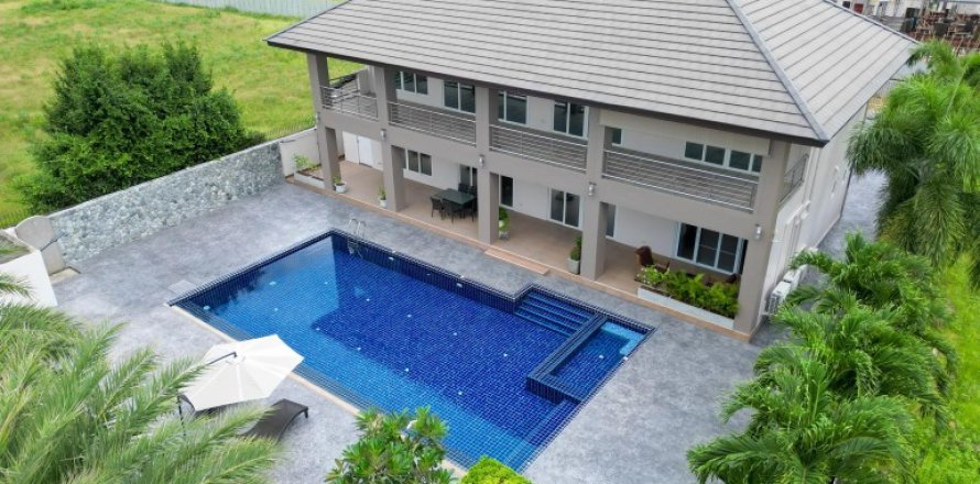 House in Pattaya, Thailand 4 bedrooms № 119573