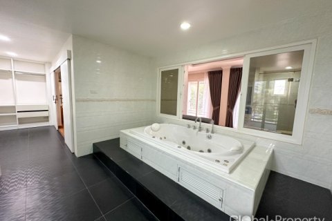 House in Pattaya, Thailand 4 bedrooms № 119573 - photo 25