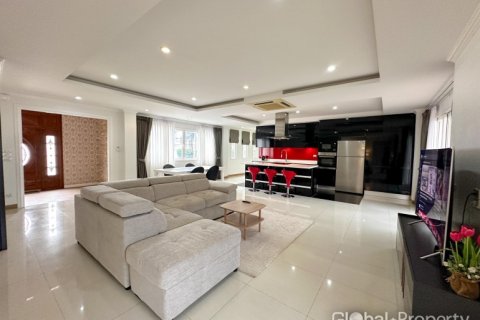 House in Pattaya, Thailand 4 bedrooms № 119573 - photo 16