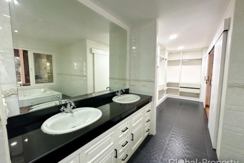 House in Pattaya, Thailand 4 bedrooms № 119573 - photo 26
