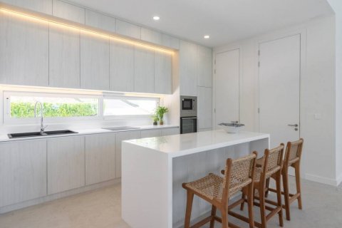 Villa in Surat Thani, Thailand 3 bedrooms № 125876 - photo 9