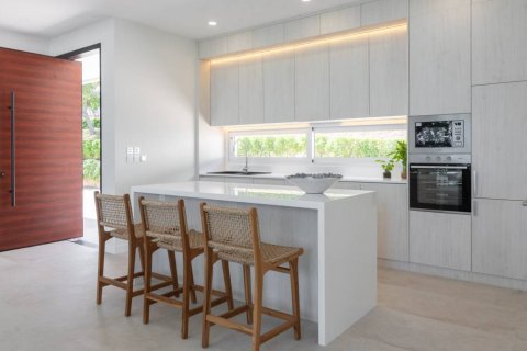 Villa in Surat Thani, Thailand 3 bedrooms № 125876 - photo 10