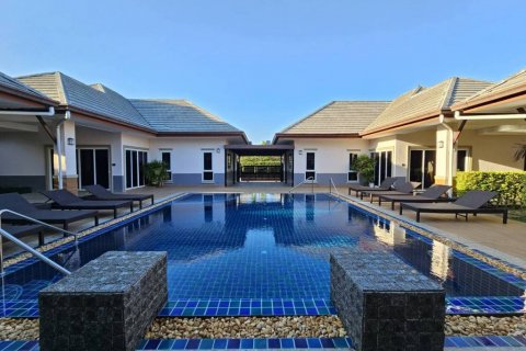 Villa in Pattaya, Thailand 12 bedrooms № 86641 - photo 1