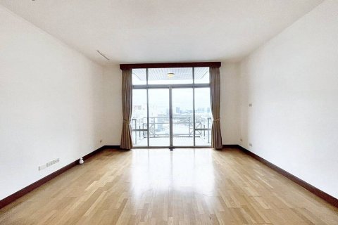 Condo in Bangkok, Thailand, 2 bedrooms № 106868 - photo 10