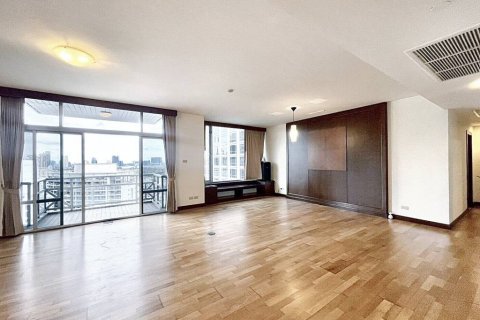 Condo in Bangkok, Thailand, 3 bedrooms № 106871 - photo 1