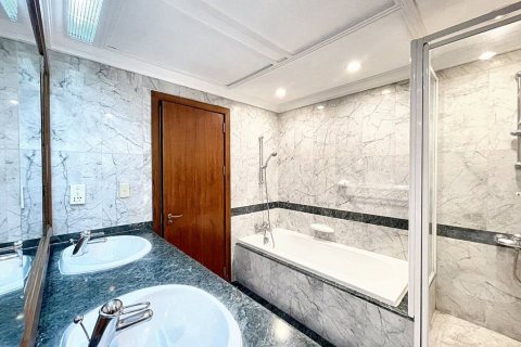 Condo in Bangkok, Thailand, 3 bedrooms № 106871 - photo 9