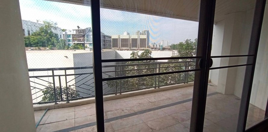Condo in Bangkok, Thailand, 2 bedrooms  № 143168